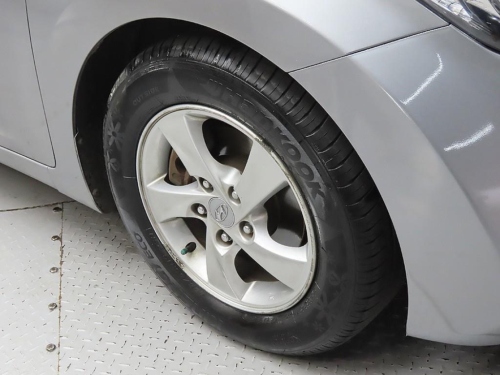 HYUNDAI Avante - Vista 9