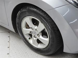 HYUNDAI Avante - Vista 10