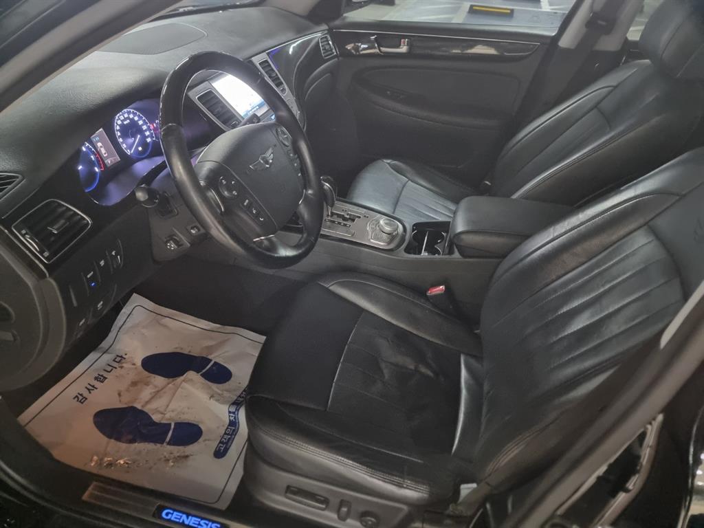 HYUNDAI Genesis - Vista 6