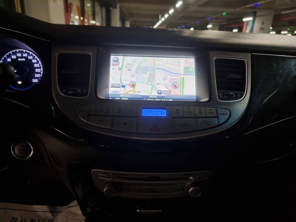 HYUNDAI Genesis - Vista 11