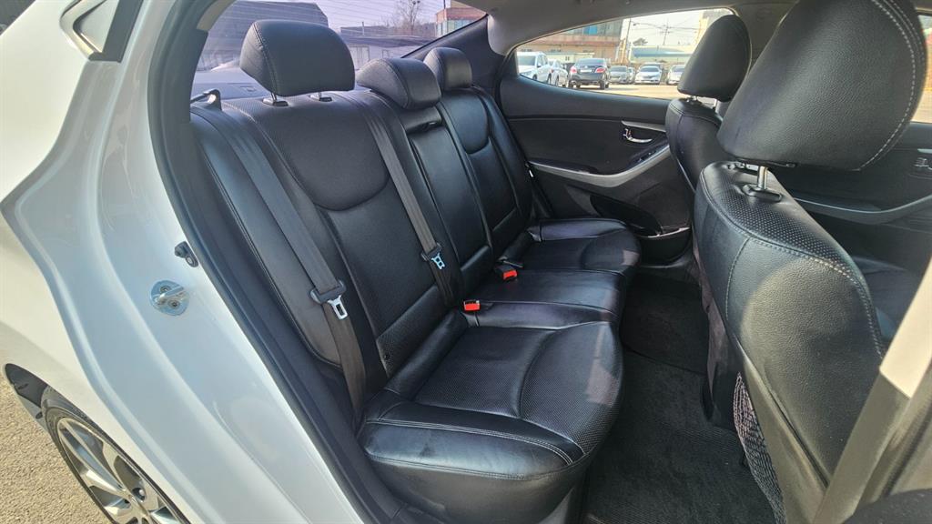 HYUNDAI Avante - Vista 12