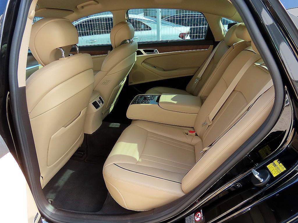 HYUNDAI Genesis - Vista 6