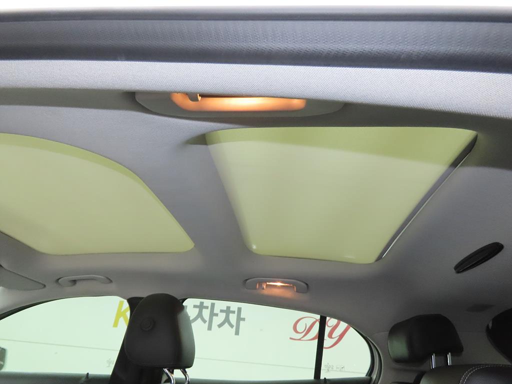 Mercedes Benz GLA Class - Vista 12