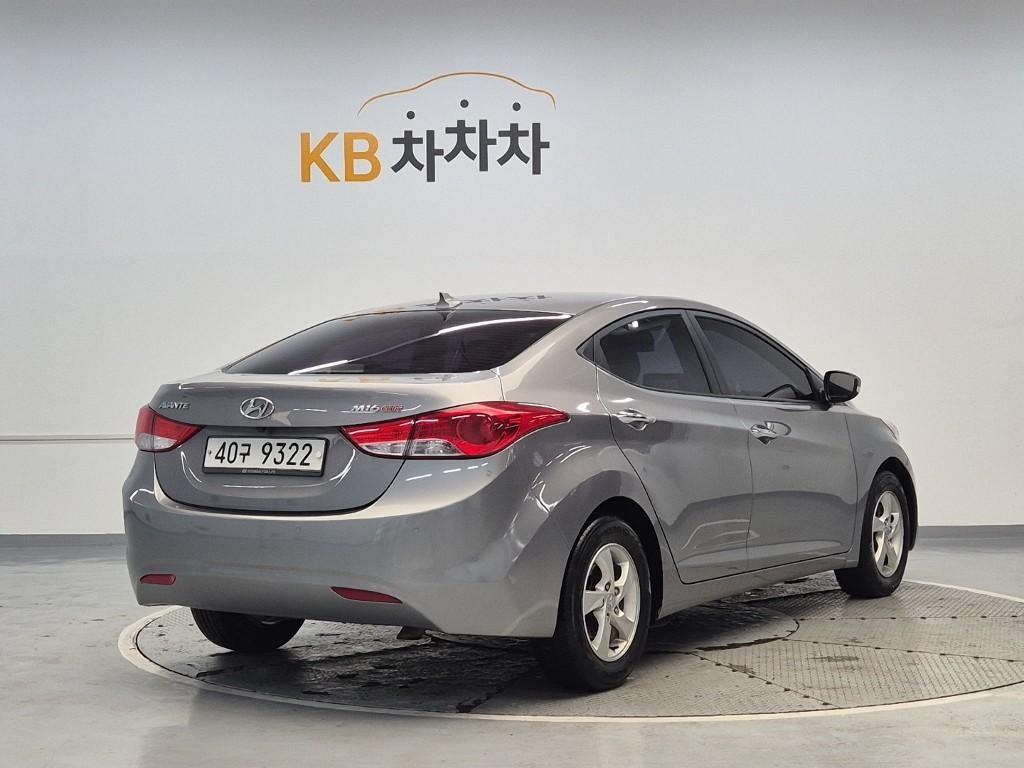 HYUNDAI Avante - Vista 3