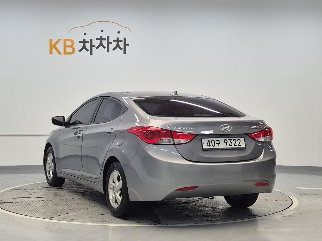 HYUNDAI Avante - Vista 2