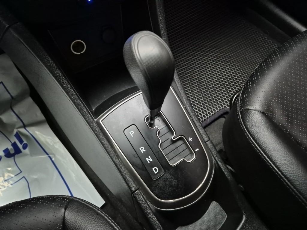 HYUNDAI Accent - Vista 8