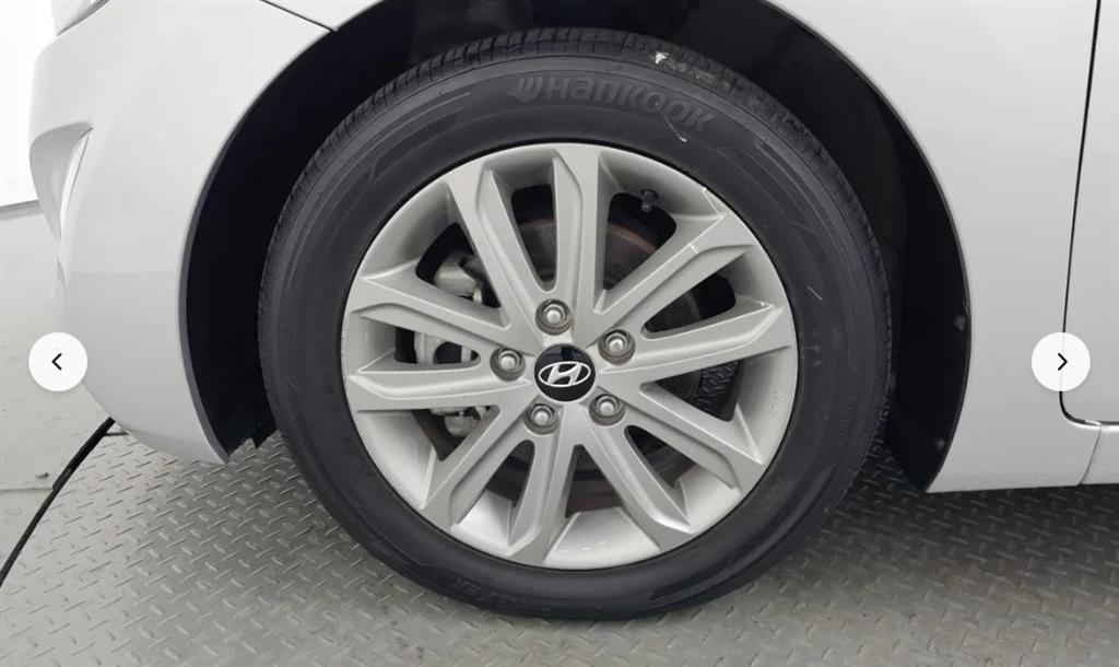 HYUNDAI Avante - Vista 5