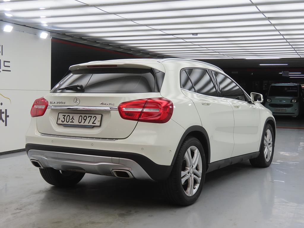 Mercedes Benz GLA Class - Vista 4