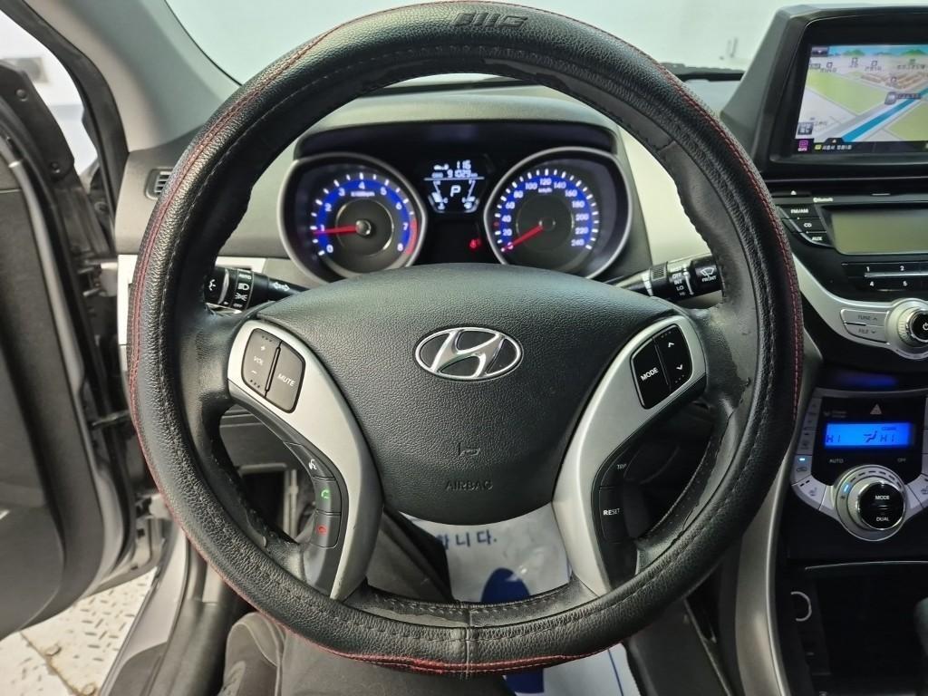 HYUNDAI Avante - Vista 9