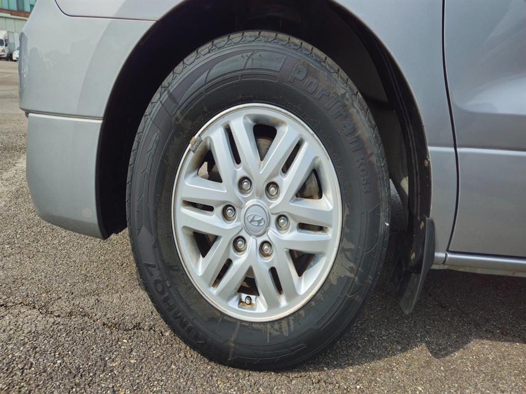 HYUNDAI Starex - Vista 5