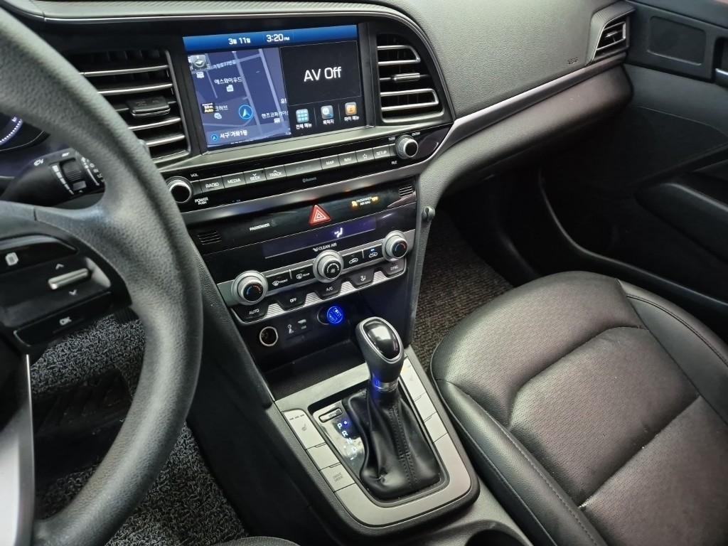 HYUNDAI Avante - Vista 10