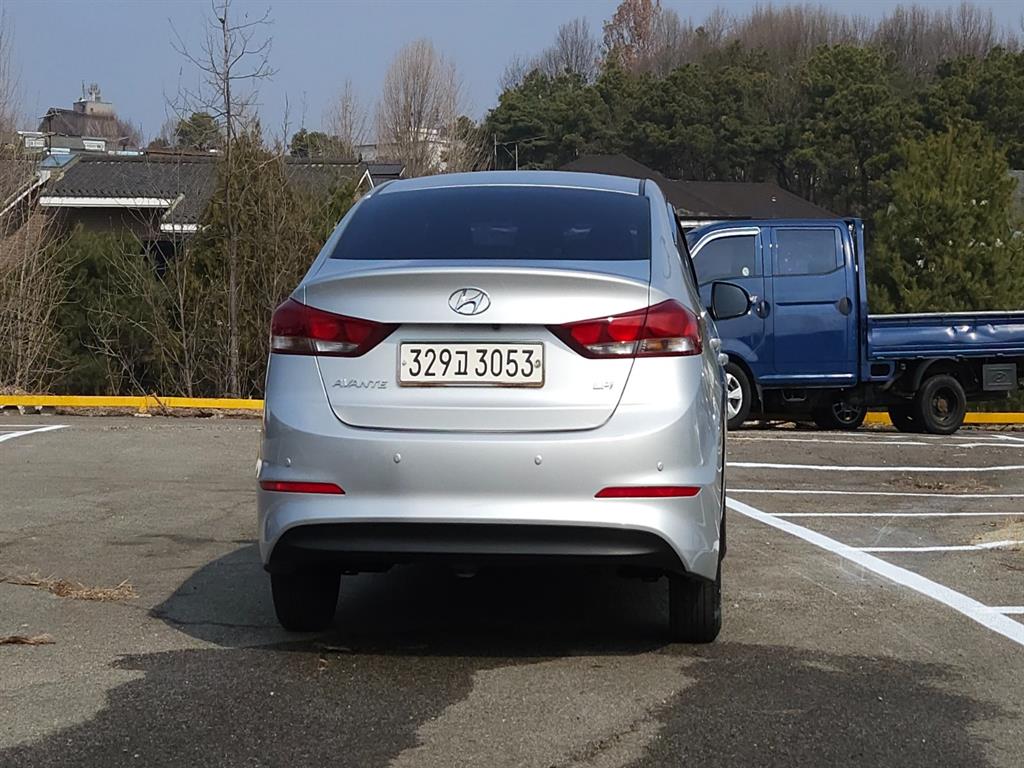 HYUNDAI Avante - Vista 4