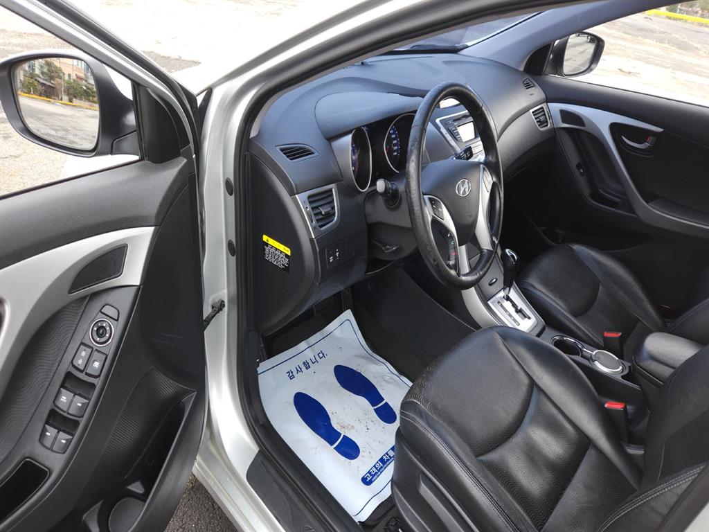 HYUNDAI Avante - Vista 11