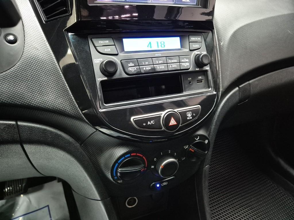 HYUNDAI Accent - Vista 9