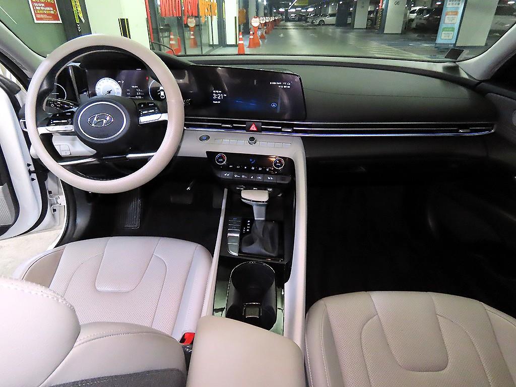 HYUNDAI Avante - Vista 10