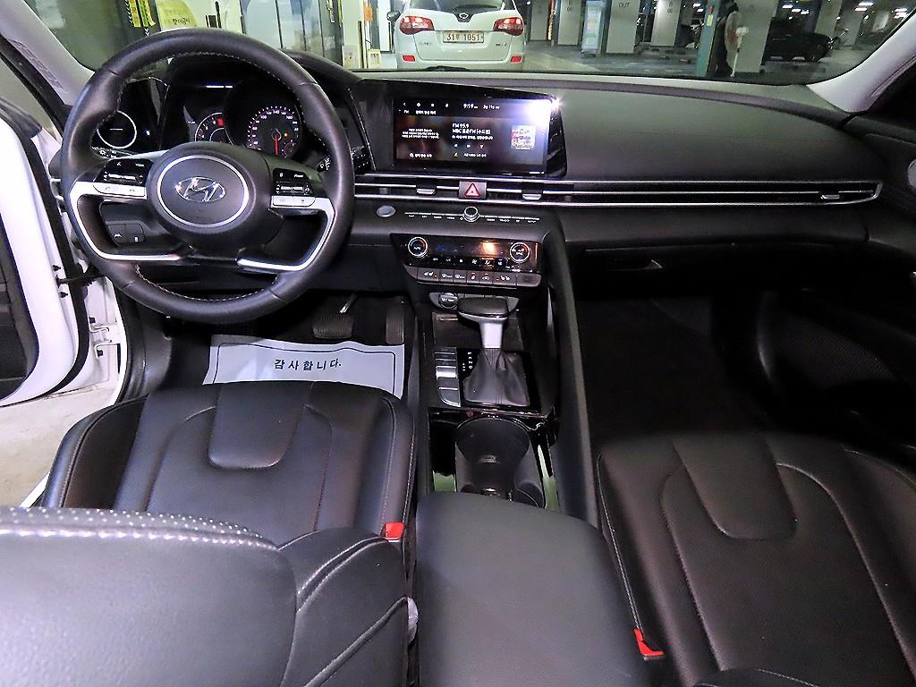 HYUNDAI Avante - Vista 10