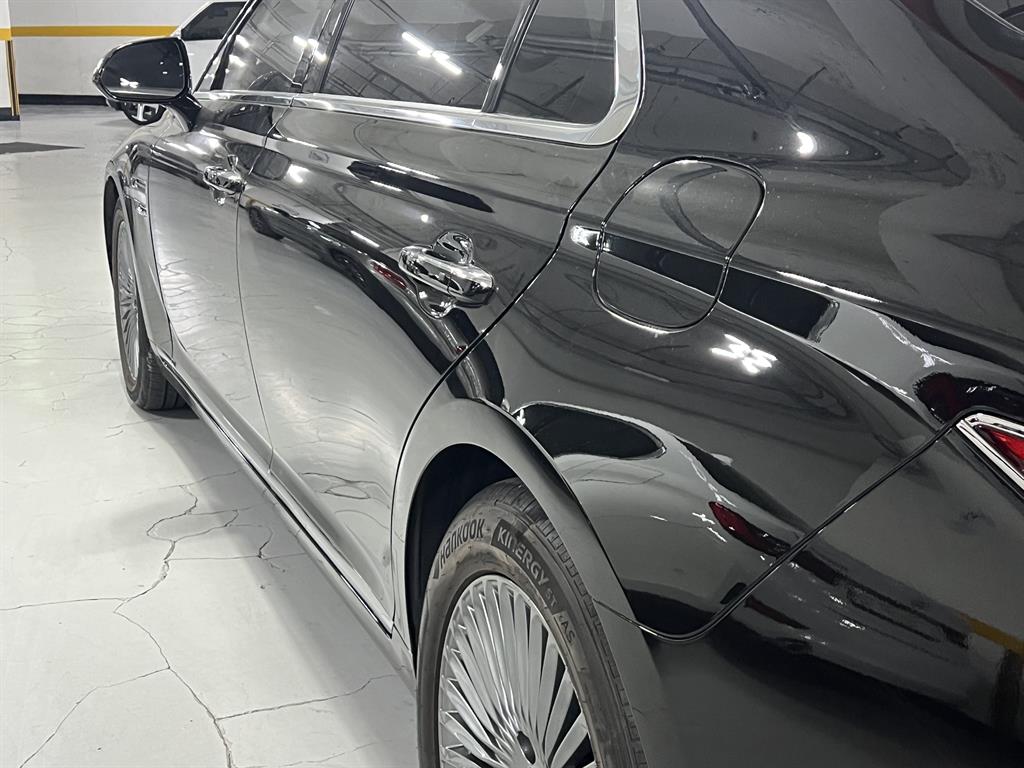 Genesis G90 - Vista 10