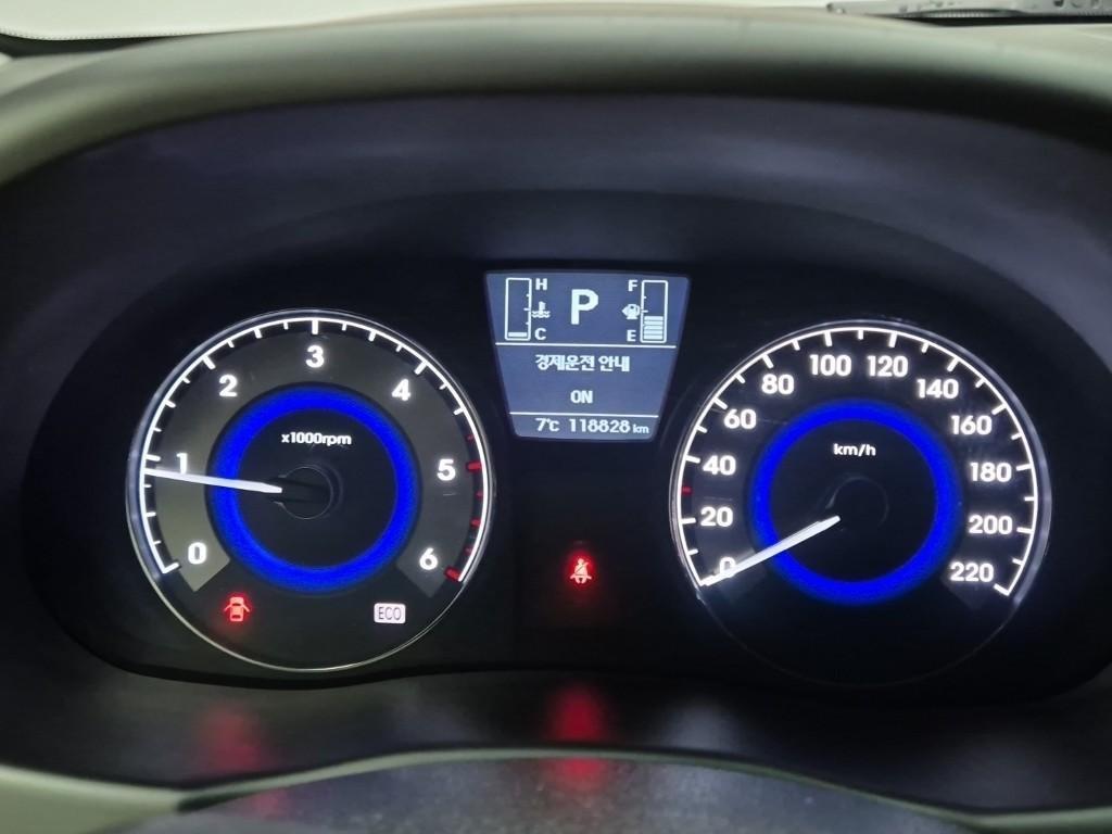 HYUNDAI Accent - Vista 6