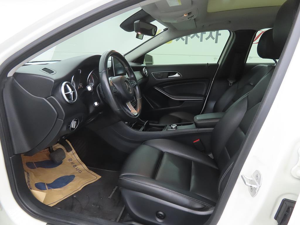 Mercedes Benz GLA Class - Vista 5