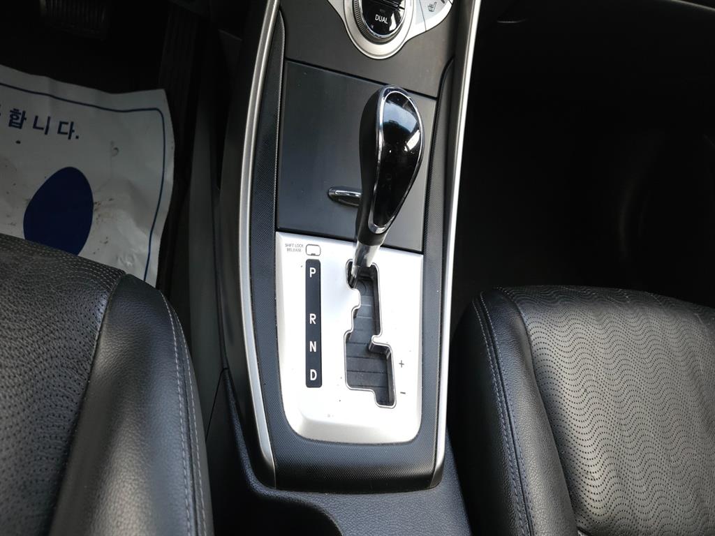 HYUNDAI Avante - Vista 9