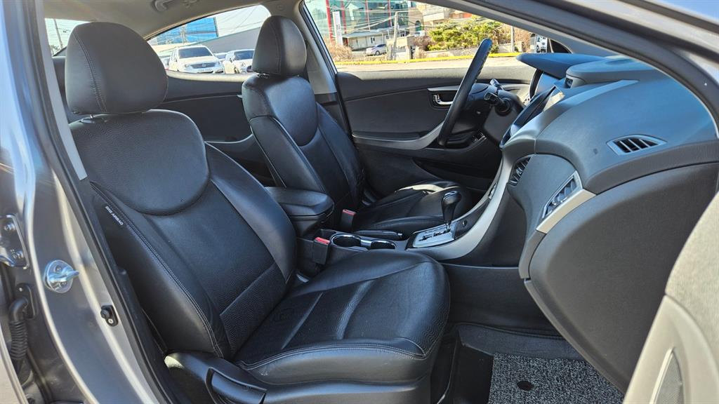 HYUNDAI Avante - Vista 12