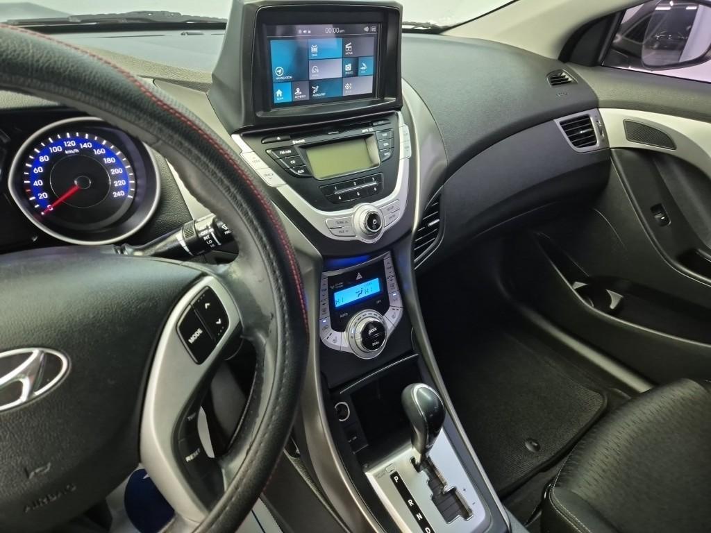 HYUNDAI Avante - Vista 10