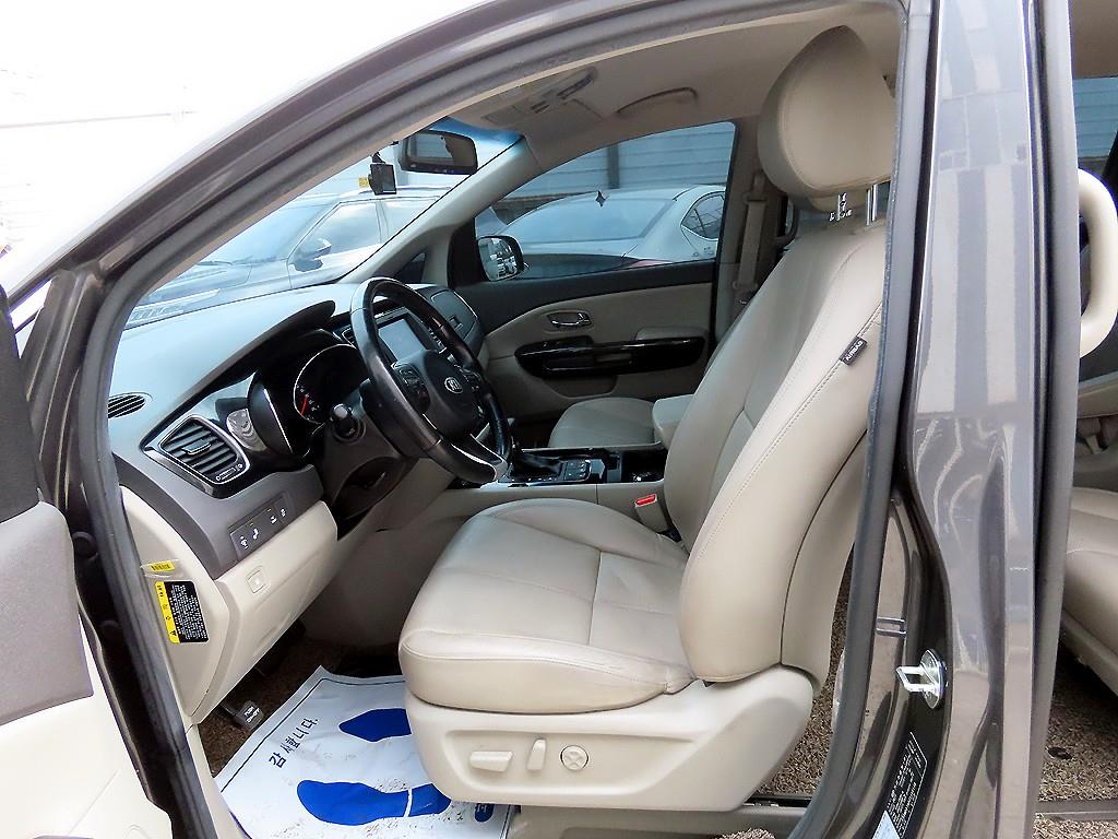 KIA Carnival - Vista 5