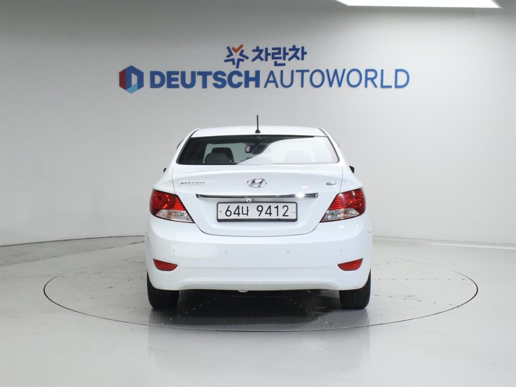 HYUNDAI Accent - Vista 4