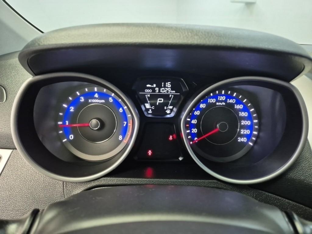 HYUNDAI Avante - Vista 6