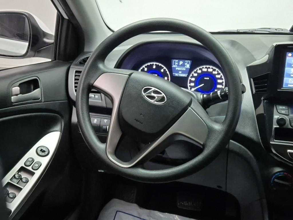HYUNDAI Accent - Vista 10