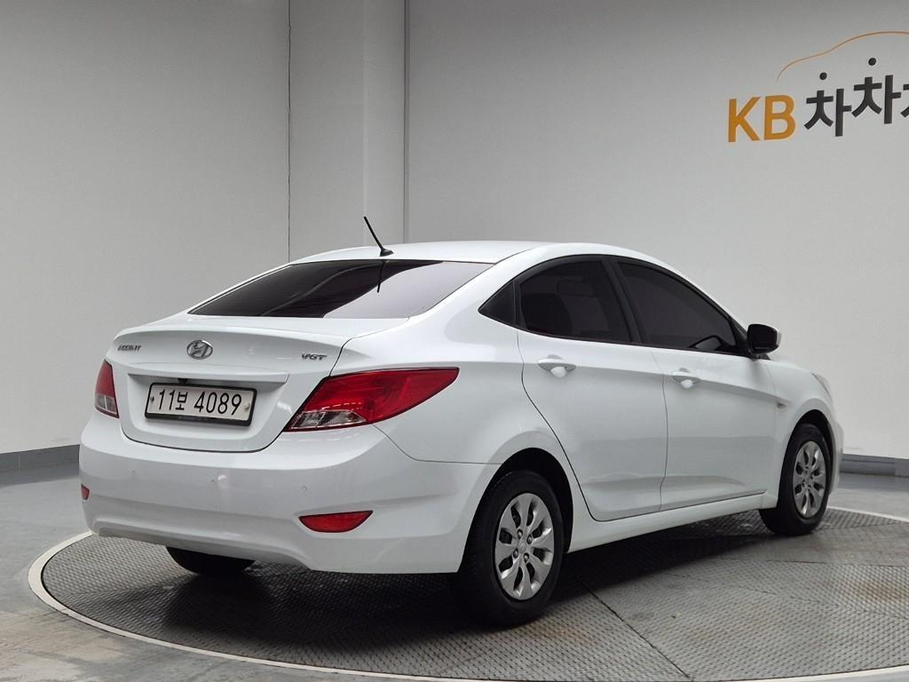 HYUNDAI Accent - Vista 4