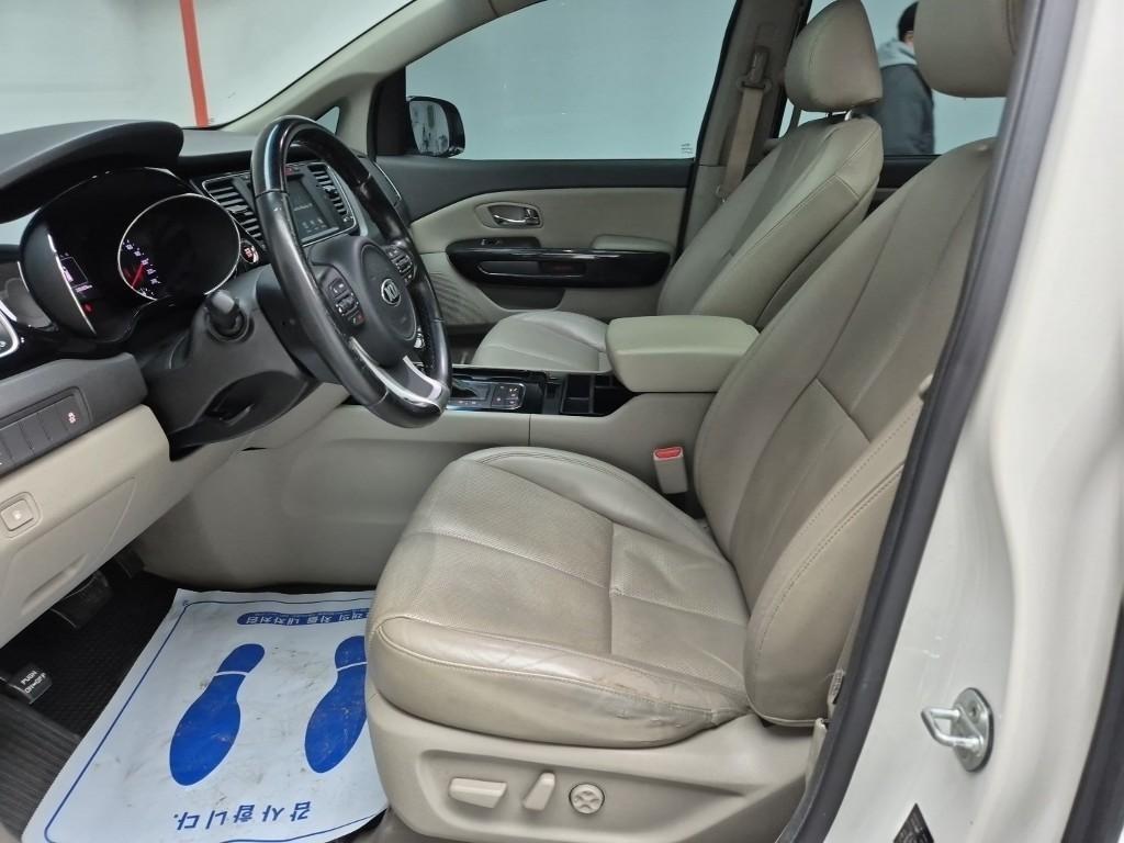 KIA Carnival - Vista 11