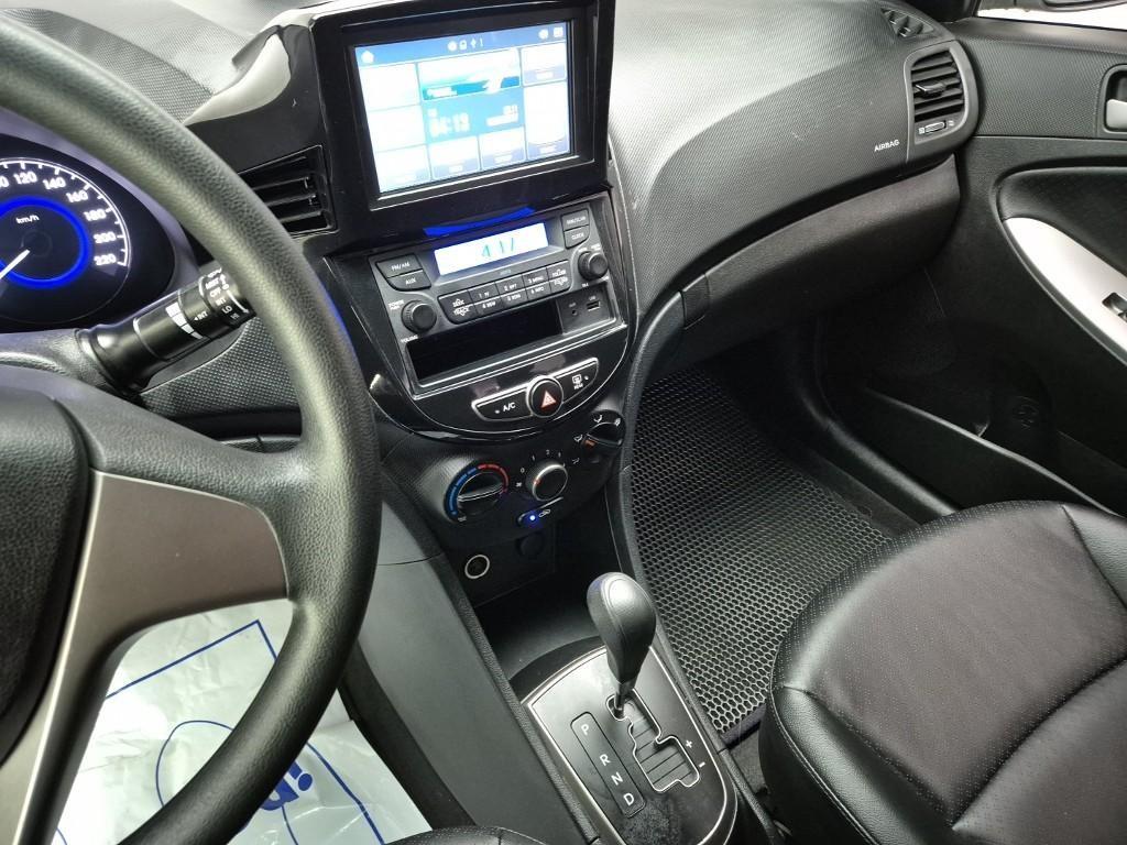 HYUNDAI Accent - Vista 11