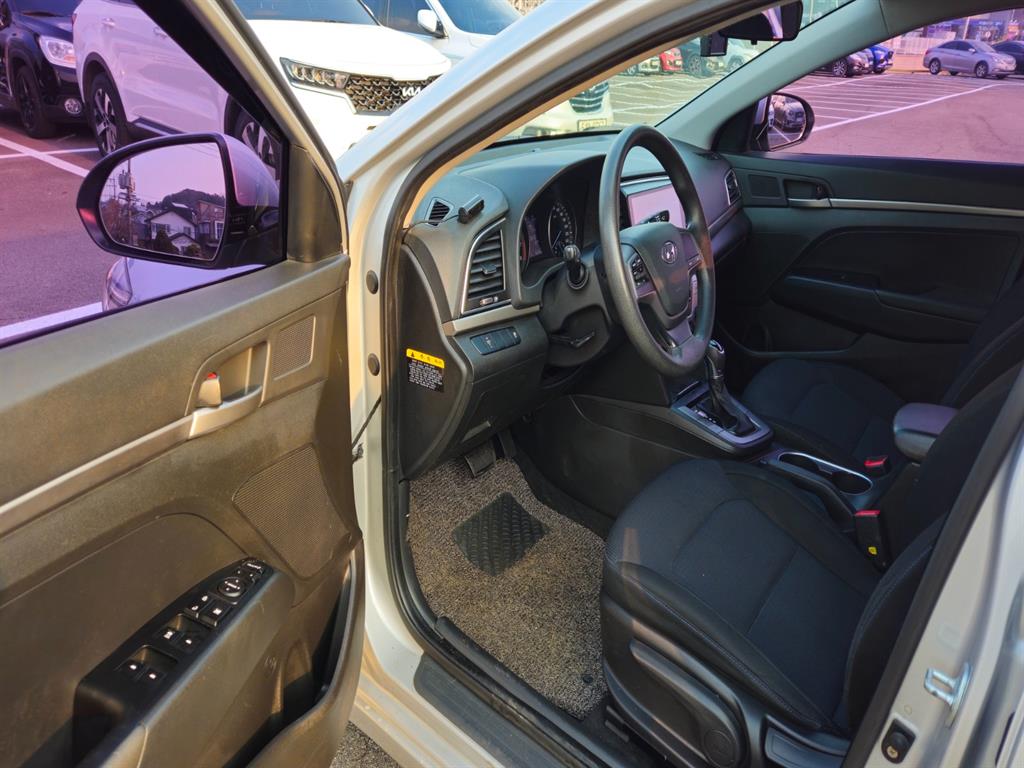 HYUNDAI Avante - Vista 10