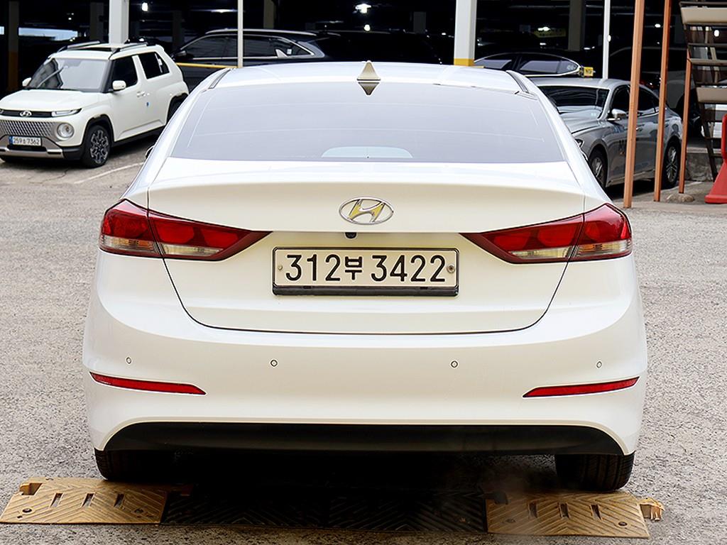 HYUNDAI Avante - Vista 5