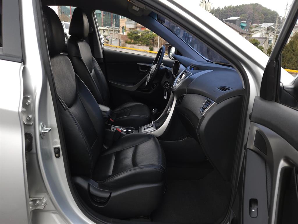 HYUNDAI Avante - Vista 10