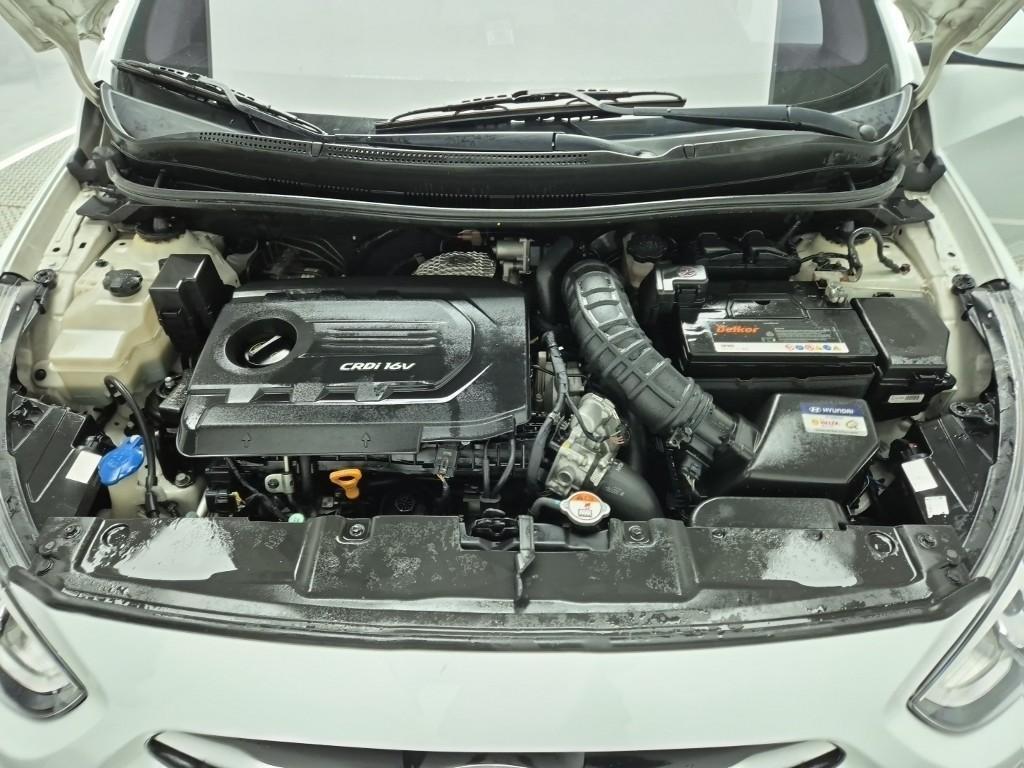 HYUNDAI Accent - Vista 5