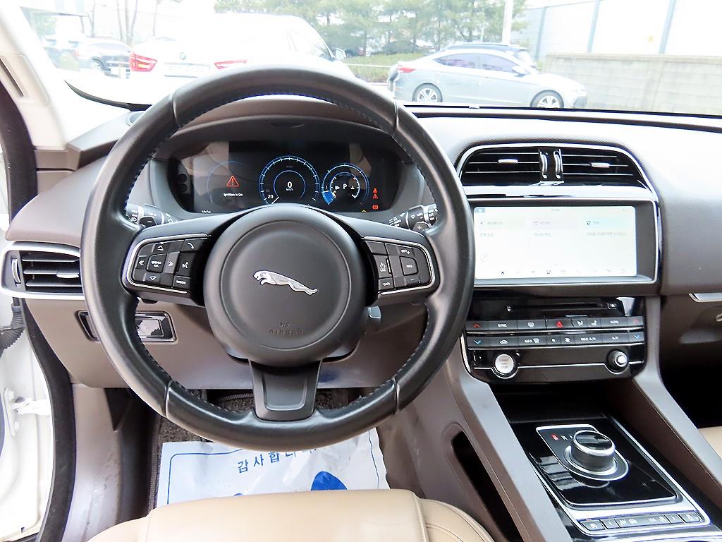 Jaguar F-PACE - Vista 8