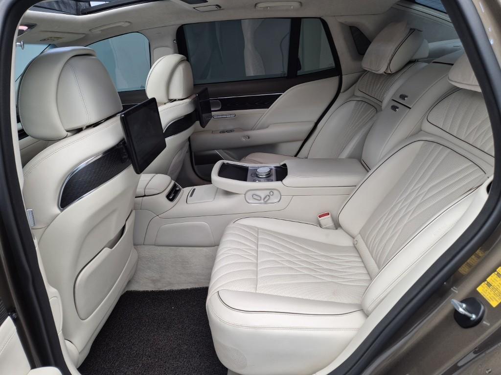 Genesis G90 - Vista 12