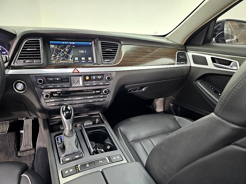 HYUNDAI Genesis - Vista 10