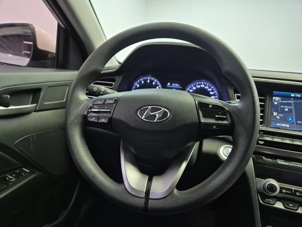 HYUNDAI Avante - Vista 9