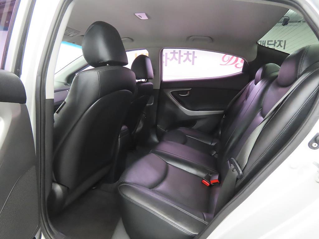 HYUNDAI Avante - Vista 6