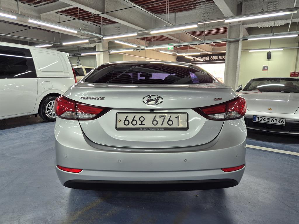 HYUNDAI Avante - Vista 5