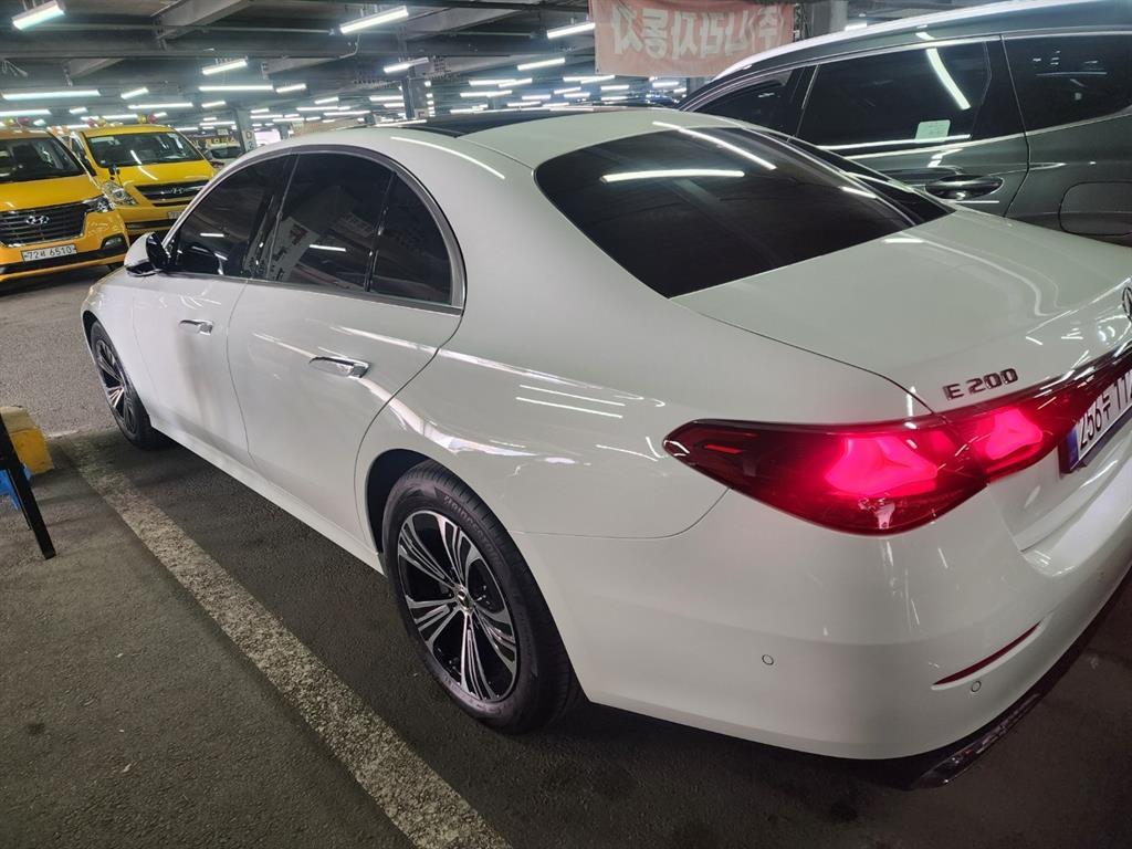 Mercedes Benz E class - Vista 4