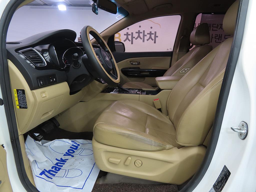 KIA Carnival - Vista 5