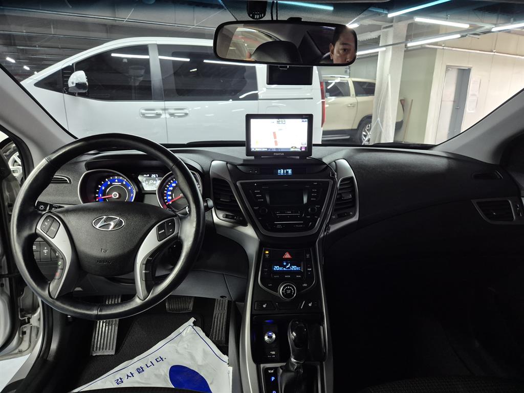 HYUNDAI Avante - Vista 8