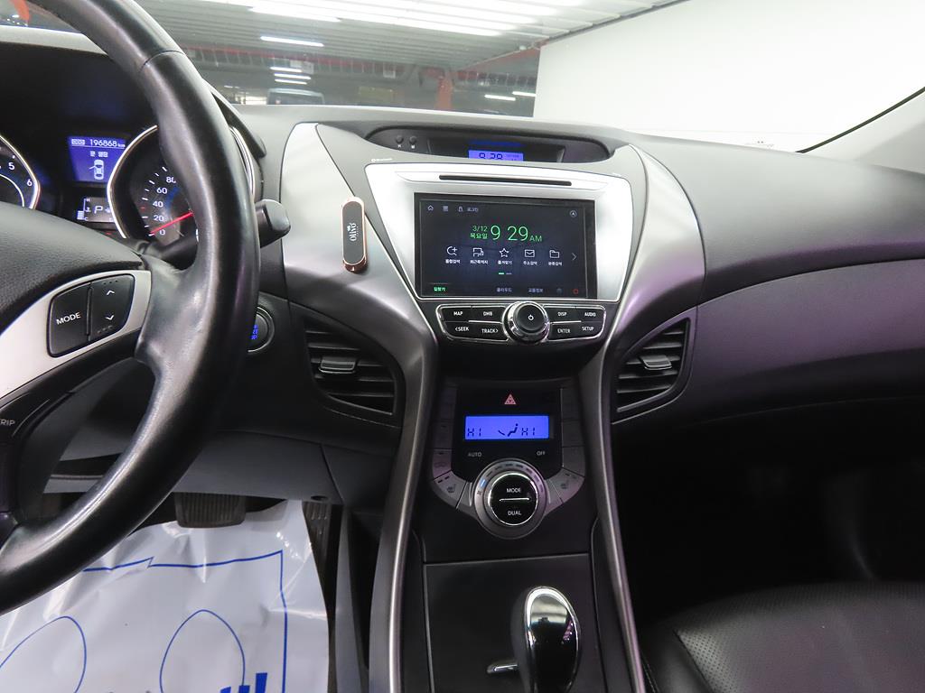 HYUNDAI Avante - Vista 10