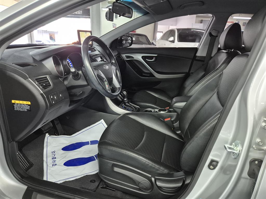 HYUNDAI Avante - Vista 12