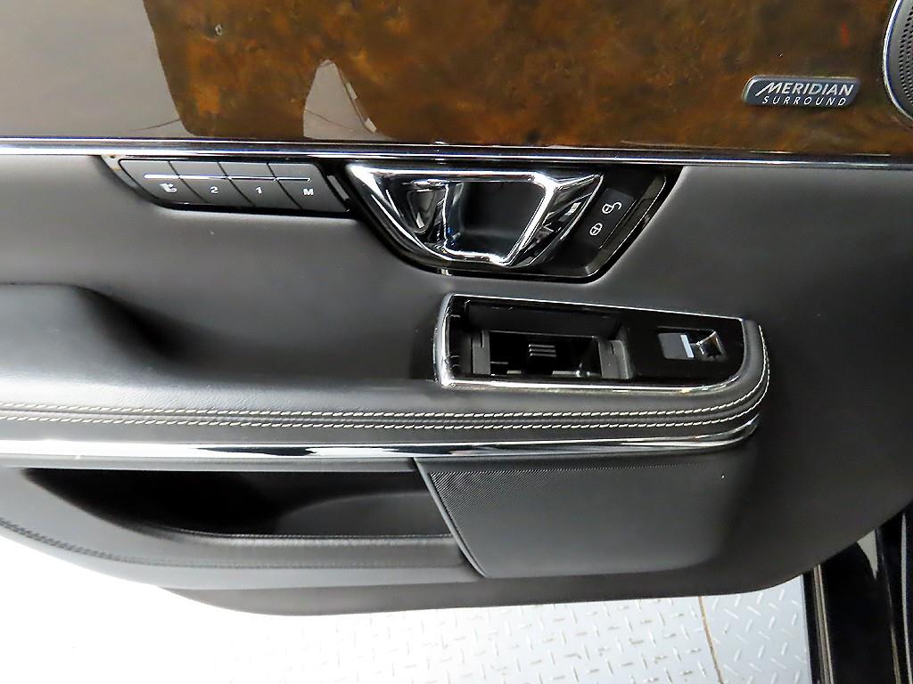 Jaguar XJ - Vista 12