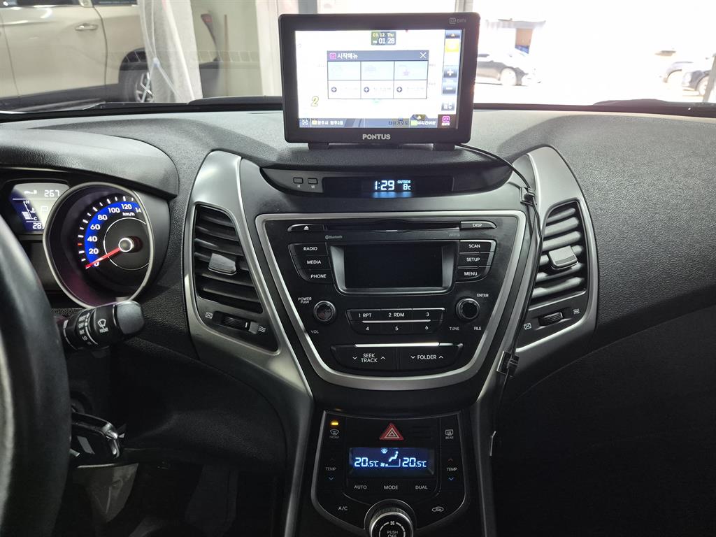 HYUNDAI Avante - Vista 9